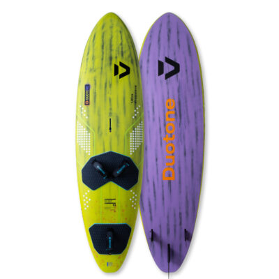 Zwei Duotone Ultra Freewave Surfbretter, links die Oberseite in Limettengrün, rechts die Unterseite in Violett.