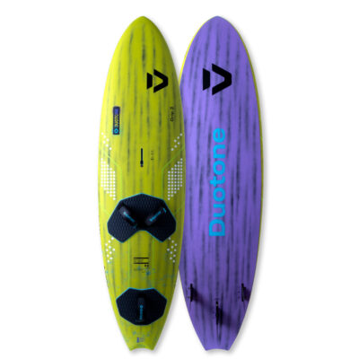 Zwei Duotone Grip 3 Windsurfboards, eines in Gelb von oben und eines in Lila von unten auf weißem Hintergrund.