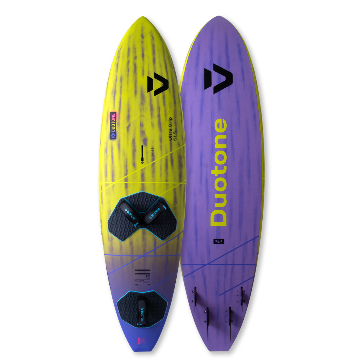 Duotone Ultra Grip SLS Windsurfbrett - Windsport Fehmarn Zwei Duotone Ultra Grip SLS Windsurfbretter vor weißem Hintergrund, eins mit Fokus auf Deck und eins auf Unterseite.