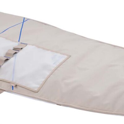Beigefarbenes Duotone Surfboard-Boardbag in der Seitenansicht vor weißem Hintergrund.
