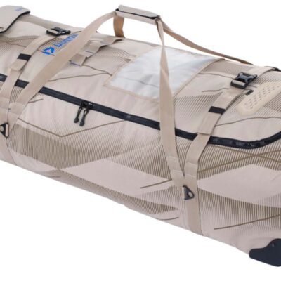 Beigefarbene Duotone-Reisetasche für Kitesurf-Ausrüstung auf Rollen vor weißem Hintergrund