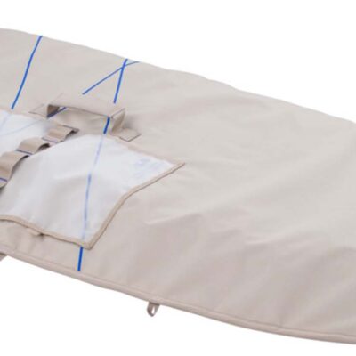 Beiges Duotone Kitesurf-Boardbag für den sicheren Transport von Boards vor weißem Hintergrund.