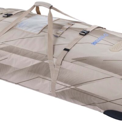 Beigefarbene Duotone Sporttasche mit Rollen für Kitesurfing-Ausrüstung vor weißem Hintergrund.