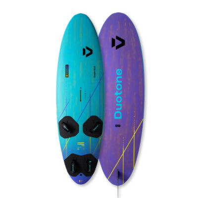 Zwei Duotone Eagle SLS Windsurfbretter von oben: eines in Türkis, das andere in Lila mit markantem Branding.