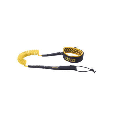 ION Leash für Wingfoiling mit gelber Spiralleine, gepolsterter Manschette und schwarzem Klettverschluss auf weißem Grund.
