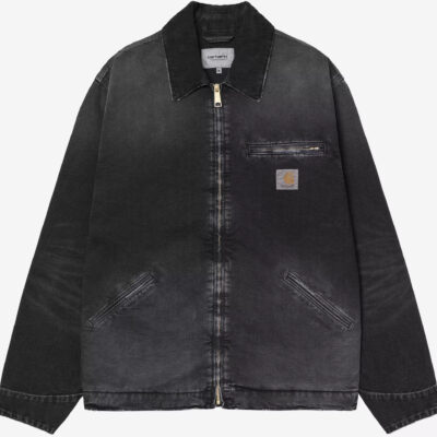 Schwarze Carhartt WIP OG Detroit Jacke aus Canvas mit Cordkragen, Reißverschluss und Markenlogo auf der Brust.