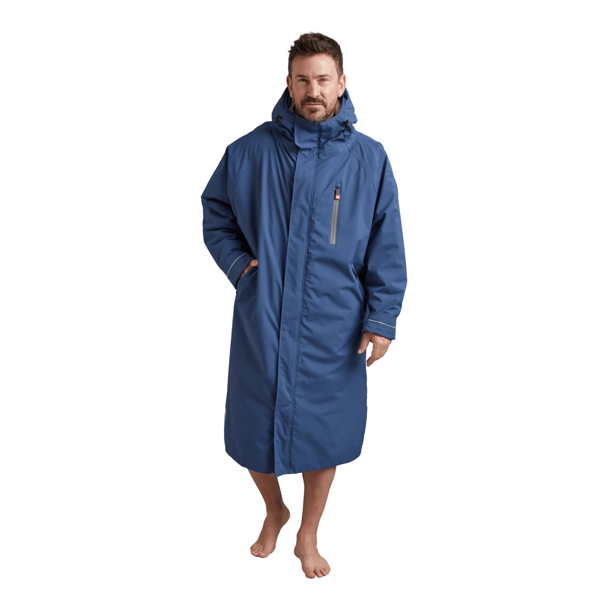 MEVO Pro Wechsel-Poncho Admiral Blue - Windsport Fehmarn Mann trägt einen blauen MEVO Pro Wechsel-Poncho vor weißem Hintergrund