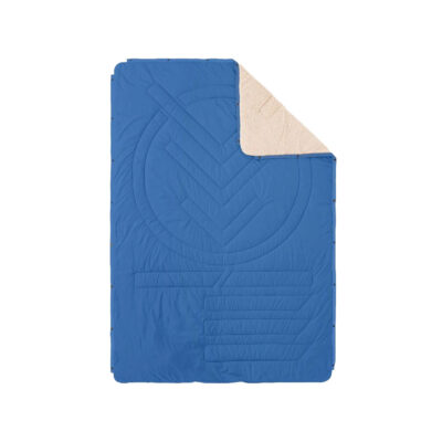 Blaue Voited CloudTouch Outdoor-Decke mit wasserabweisender Außenseite und umgeschlagener heller Innenseite aus Fleece.