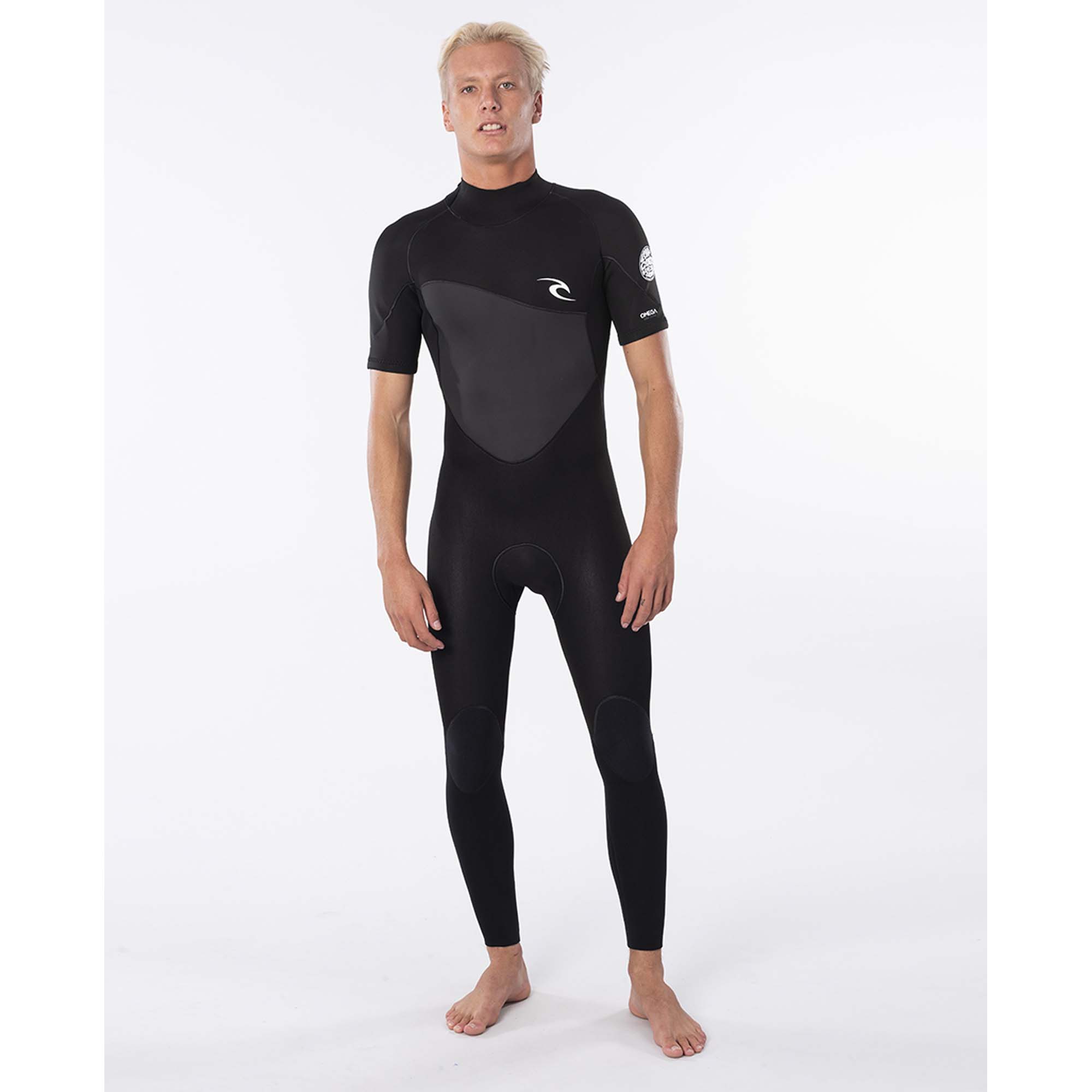 Rip Curl Omega Neoprenanzug - Windsport Fehmarn Ein blondes Model präsentiert einen schwarzen Rip Curl Omega Kurzarm-Neoprenanzug vor weißem Hintergrund.