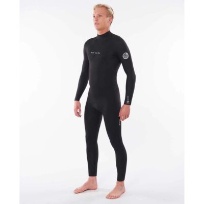 Ein Surfer trägt einen schwarzen Rip Curl Dawn Patrol Langarm-Neoprenanzug vor einem weißen Hintergrund.
