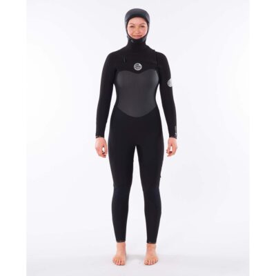 Eine Frau in einem schwarzen Rip Curl Neoprenanzug mit integrierter Kapuze vor weißem Hintergrund.