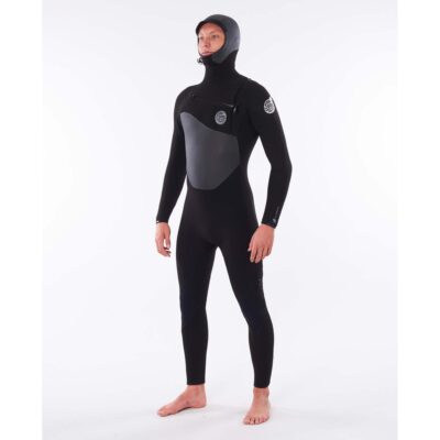 Surfer trägt einen schwarzen Rip Curl Flashbomb Winter-Neoprenanzug mit integrierter Kapuze vor weißem Hintergrund.