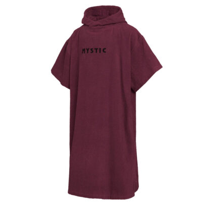 Ein weinroter Mystic Surf-Poncho aus Frottee mit Kapuze und schwarzem Brust-Logo, isoliert auf weißem Hintergrund.