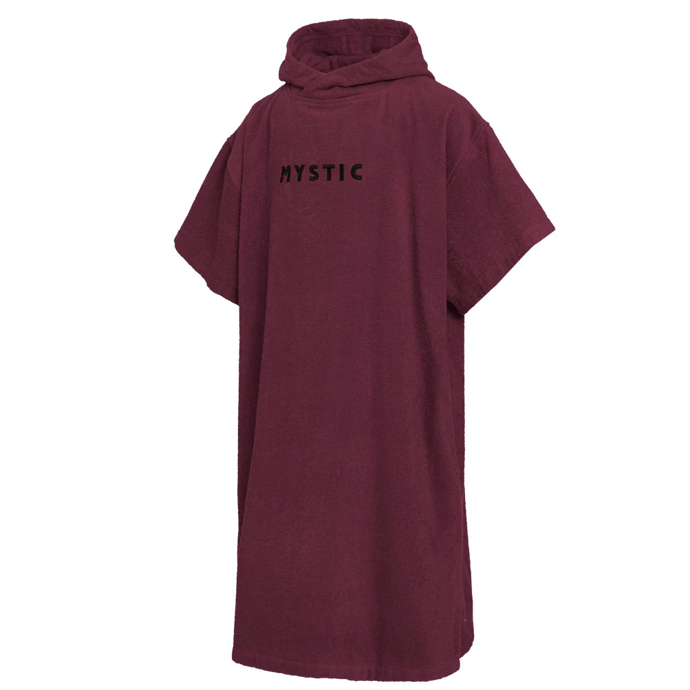 Mystic Surf Poncho Weinrot - Windsport Fehmarn Ein weinroter Mystic Surf-Poncho aus Frottee mit Kapuze und schwarzem Brust-Logo, isoliert auf weißem Hintergrund.
