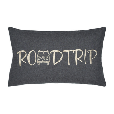 Rechteckiges dunkelgraues Kissen mit beiger Stickerei, die das Wort ROADTRIP zeigt, wobei das O durch einen VW-Bus ersetzt ist.