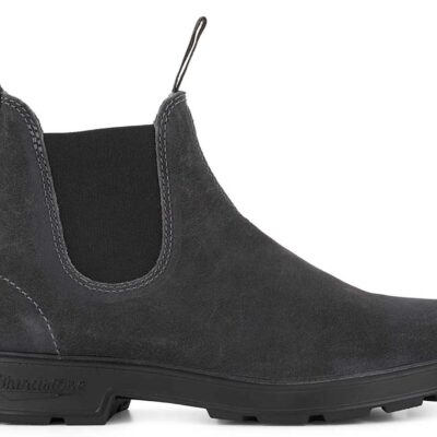 Ein grauer Blundstone Chelsea Boot aus Wildleder mit schwarzer Gummisohle vor weißem Hintergrund.