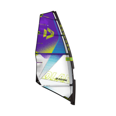 Ein Duotone Super_Hero D/LAB Windsurfsegel in Lila, Blau und Weiß vor weißem Hintergrund.